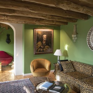Casa Valdo offers a cozy lounge where guests can relax, read, watch TV, and enjoy a glass of Valdo Prosecco.