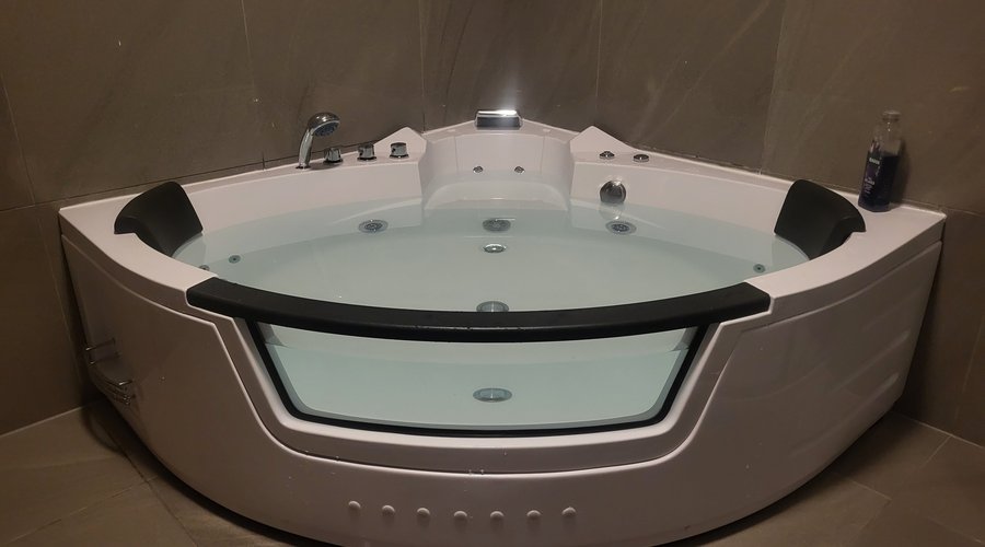 Double Spa Bath. Perfect for a special few days away. Also fab on a rainy or overcast day.