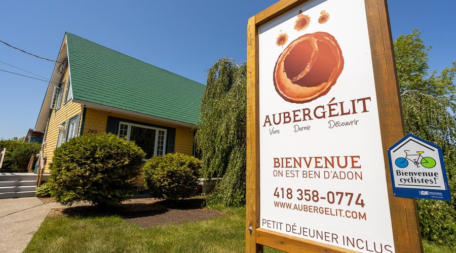 Auberge distinctive de style Gîte ou Air BnB, à 30 secondes du fleuve Saint-Laurent. Cinq chambres pouvant accueillir confortablement 13 personnes. SPA, grande terrasse, espace jardin et foyer extérieur. Vue imprenable sur le fleuve et le coucher de soleil. Borne de recharge pour véhicule disponible pour la clientèle ($$$). Services de massothérapie disponibles sur place ($$$). Un grand salon est à votre disposition. Une grande cuisine peut également être mis à la disposition des clients($$$).