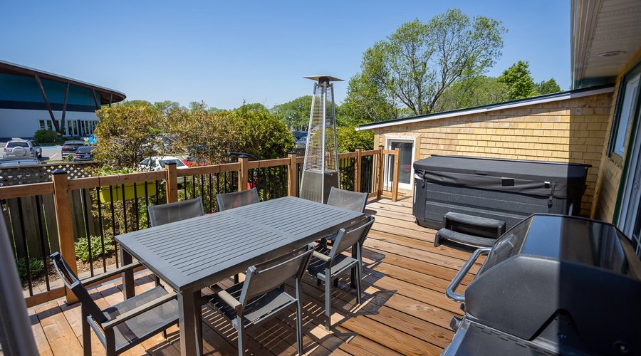 Grande terrasse et sapa disponibles pour la clientèle.