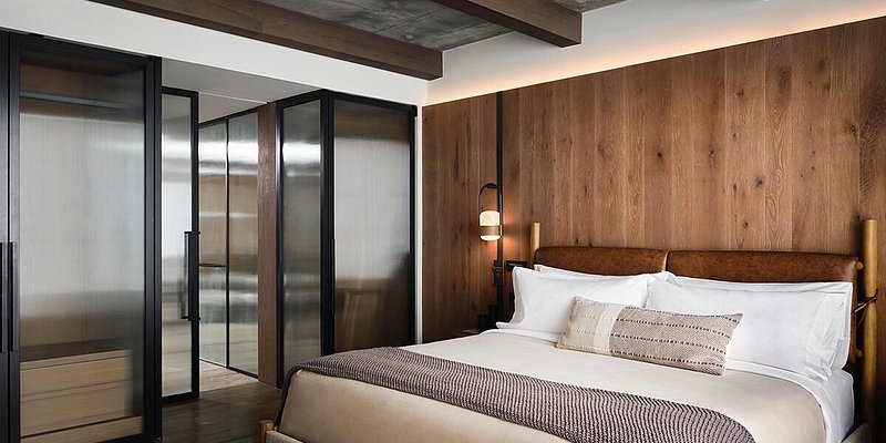 A room at 1 Hotel Nashville with wood panels and wood beamed ceilings.