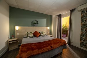 Room & Suite