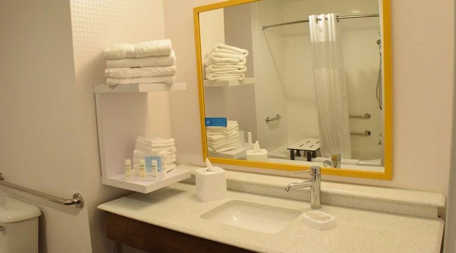 Guest room bath