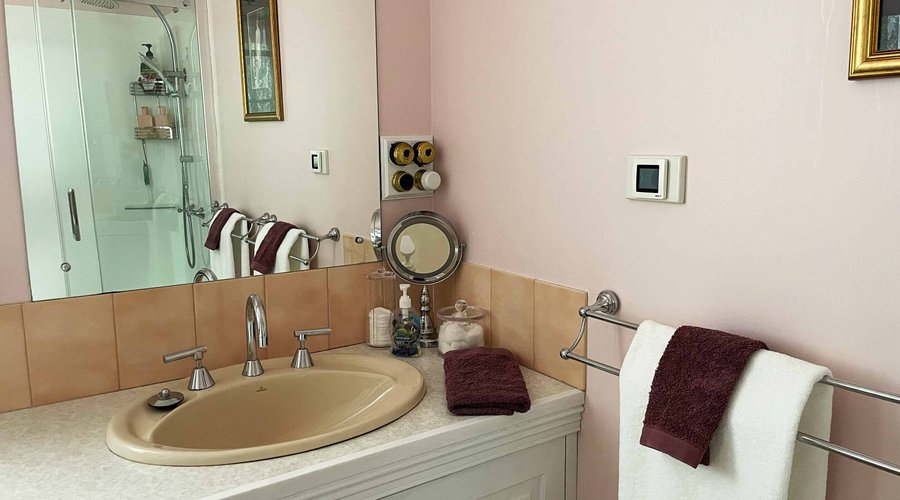 The Magnolia room ensuite.