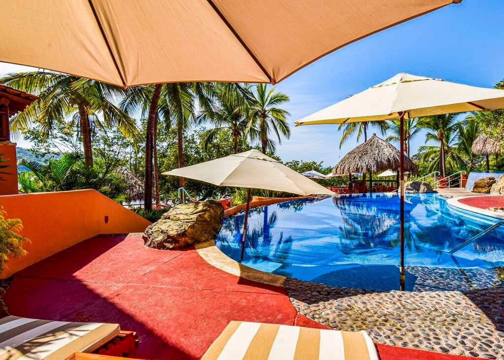 hilton-grand-vacations-club-zihuatanejo-mexico-pool-pictures-reviews