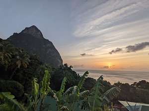 Stonefield Villa Resort - 🧘‍♀️🌿🦎 Our outdoor yoga studio is 900 square  feet of tranquility, with awe-inspiring views of the ocean and rainforest.  Guests have the option of using our indoor studio