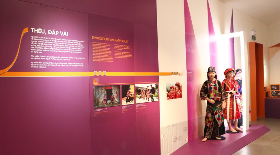 trang phục của phu nữ dân tộc Lô Lô 
Costumes of Lo Lo ethnic women