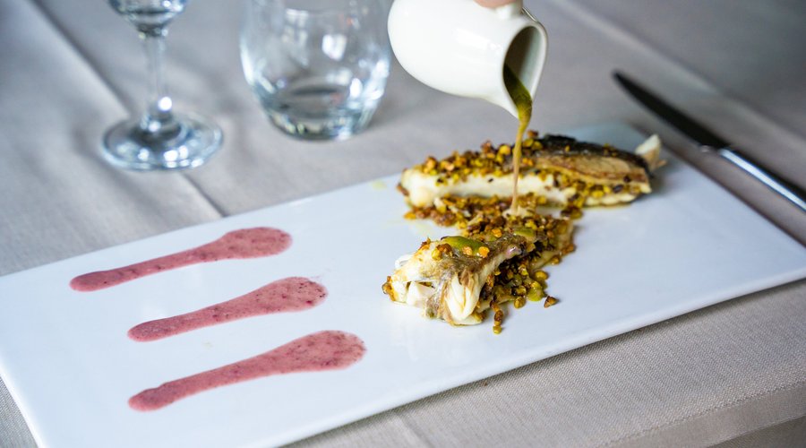 Filetto di orata con granella di pistacchi e salsa limoncella