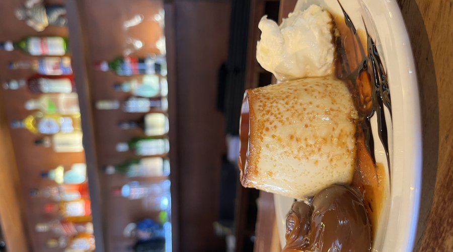 Clásico: flan con crema y dulce de leche.