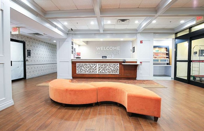 Hotel Front Desk - Picture of Hampton Inn Philadelphia-International  Airport - Tripadvisor