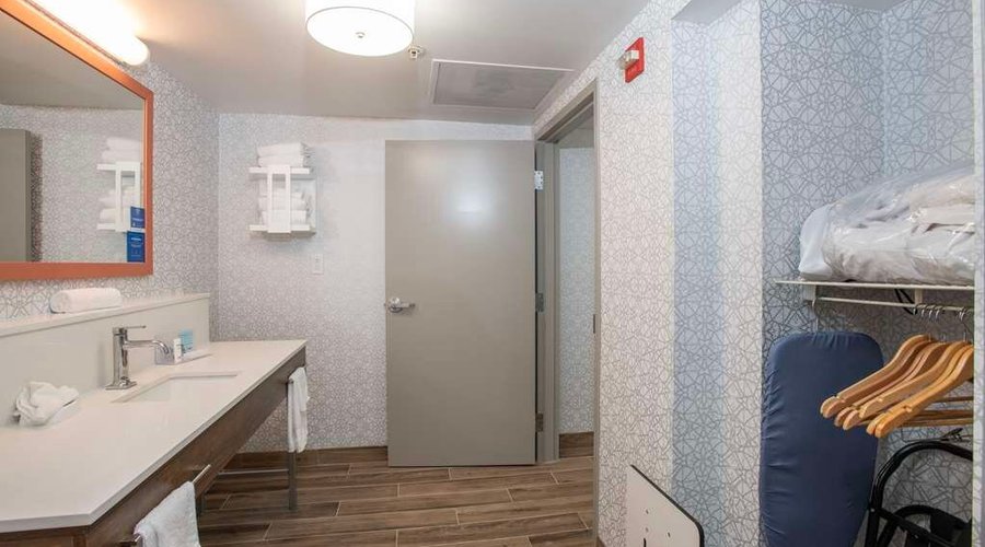 Guest room bath