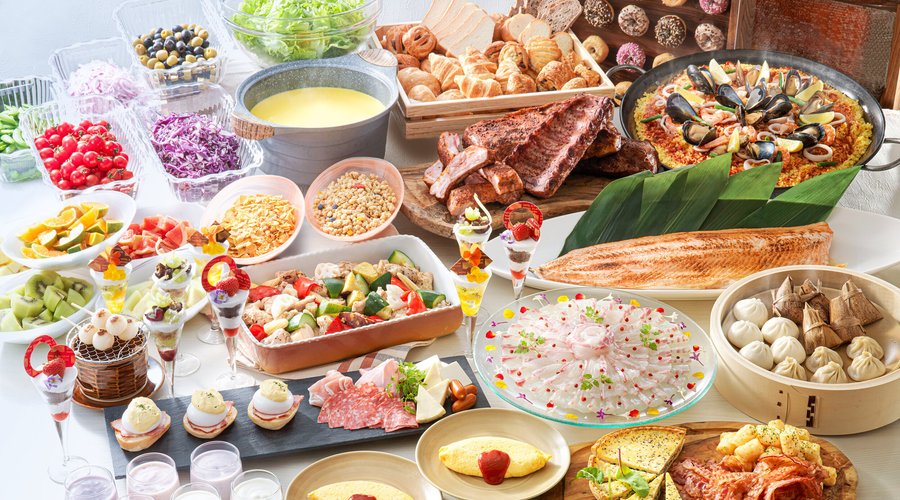 ホテル自慢の朝食ビュッフェは、11Fフロント横の宿泊者専用レストラン「ハフ」にてご提供いたします。オムレツをはじめ、ライブキッチンから繰り出す出来立てのお料理の数々をお楽しみください。