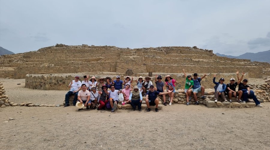 Los Viajes Culturales son experiencias que transmiten los valores de la civilización Caral en el área norcentral del Perú. 
La fotografía expresa la emoción de un grupo que participó de esta gran experiencia hacia los destinos de Caral y Vichama.

#CaralPatrimonioMundial.
#ViveCultura
