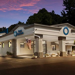 Best Western Asheville -Blue Ridge Parkway in Asheville, image may contain: Hotel, Building, Car Dealership, Car