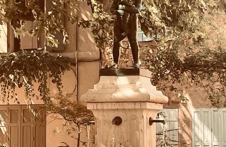 La jolie fontaine de la place de la République