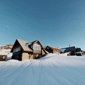 Muddles Lodge is your ultimate winter escape! With ski-in ski-out access via the Interceptor Chairlift and the North Perisher T-Bar, simply grab a trail map and head out for an exciting day of adventure on the slopes.