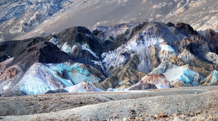 Souvenirs de mes Voyages  - USA  - Californie  - De superbes paysages colorés sont à découvrir comme ces roches d'un bleu surprenant, durant les 15 Kms ente Bad Water et Artists Palette - 24.02.29 - Cliquez sur la photo pour découvrir la prise de vue complète