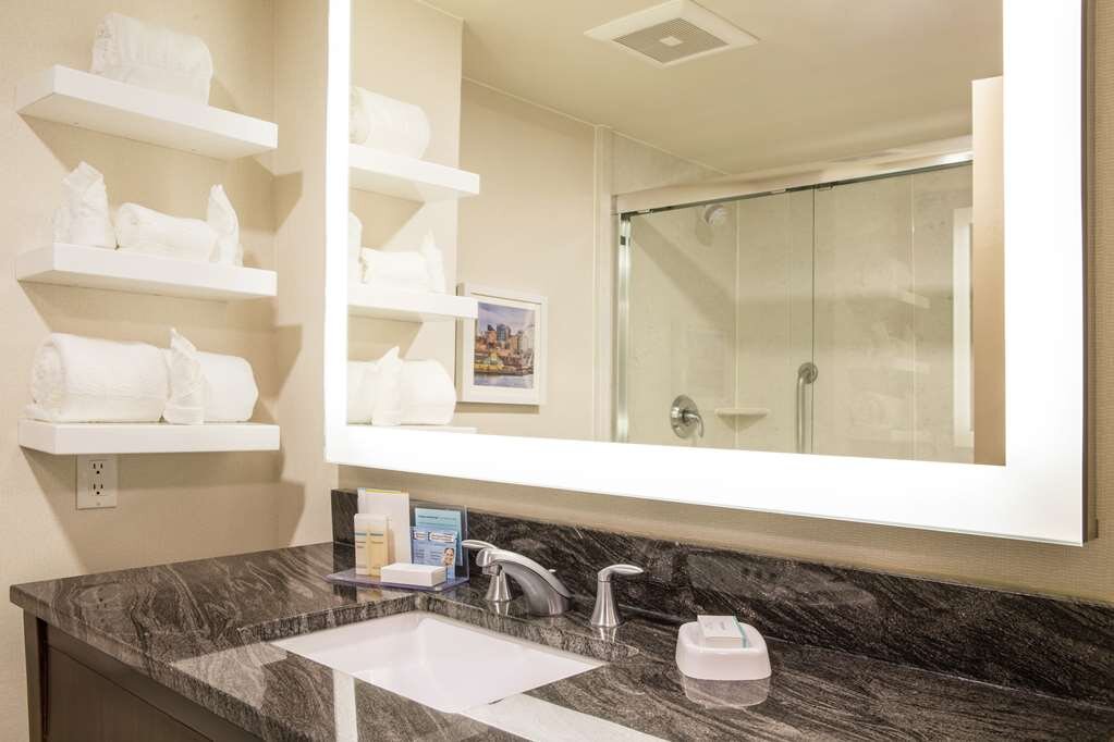 HAMPTON INN SUITES SEATTLE DOWNTOWN Updated 2024 Reviews Photos   Guest Room Bath 