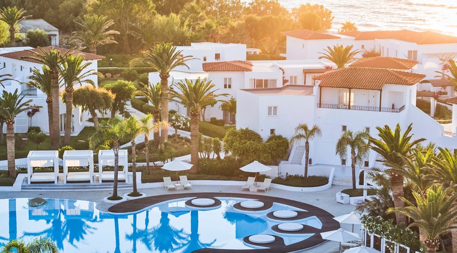 Magnificent villas in the centre of the hotel estate and just a few steps away from beach, reproduce the traditional Island Maisonettes. The private garden with courtyard complements the luxury summer living. Glamourous interiors are ideal for families or larger parties wishing to spend their vacation in unparalleled luxury.