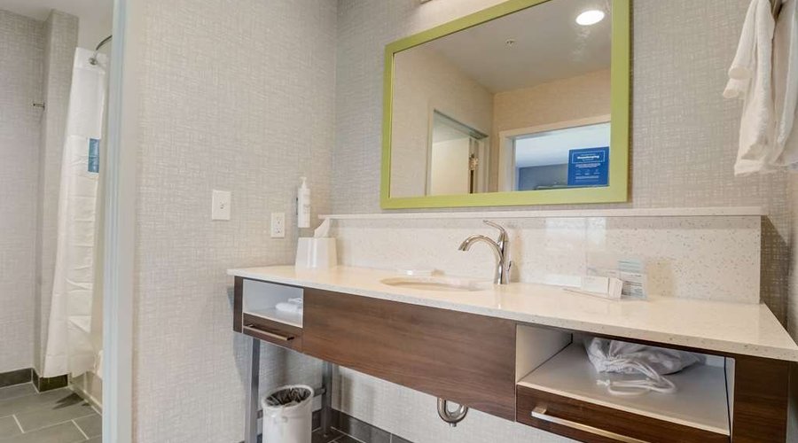 Guest room bath