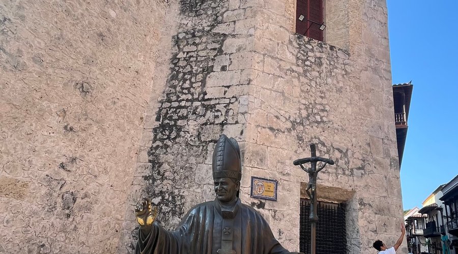 Na praça da Proclamação situa, também, o Palácio da Proclamação, no coração do centro histórico de Cartagena, a poucos metros da Catedral. A estrutura foi reformada para evitar seu desabamento, preservando sua estética. Atualmente é um moderno centro cultural para o desenvolvimento da arte e da cult