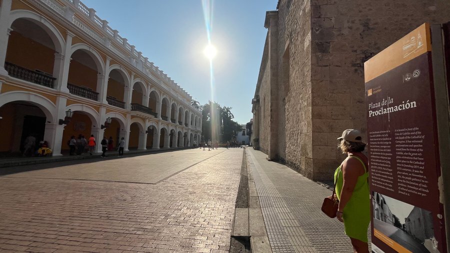 Na praça da Proclamação situa, também, o Palácio da Proclamação, no coração do centro histórico de Cartagena, a poucos metros da Catedral. A estrutura foi reformada para evitar seu desabamento, preservando sua estética. Atualmente é um moderno centro cultural para o desenvolvimento da arte e da cult