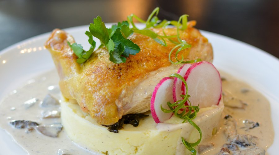 Suprême de poulet et sa sauce crémeuse aux champignons