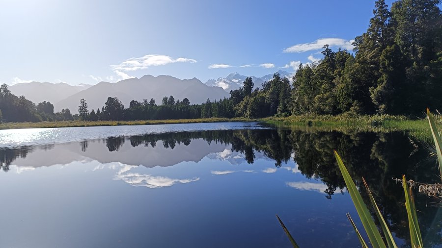 Lake Matheson. I monti Tasman e Cook si riflettono sul lago.