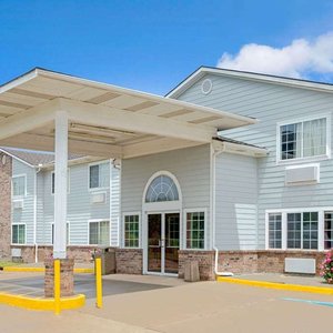 Welcome to the Super 8 RiversideKansas City