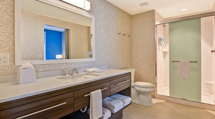 Guest room bath