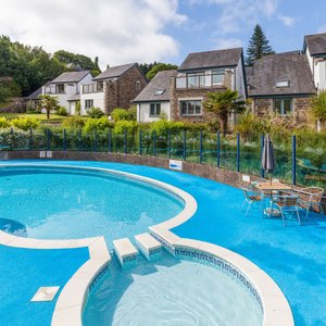 Villa Gallery Cottages and the outdoor heated swimming pool