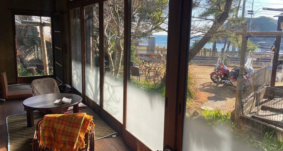 海の見える縁側で、のんびり読書のゲストさん。