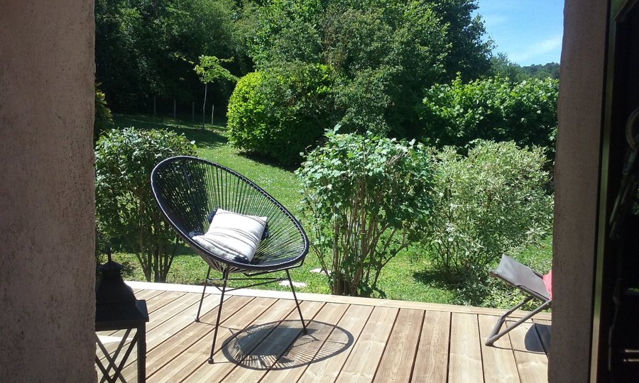 Vue sur le jardin avec terrrase privée de la chambre Pommard