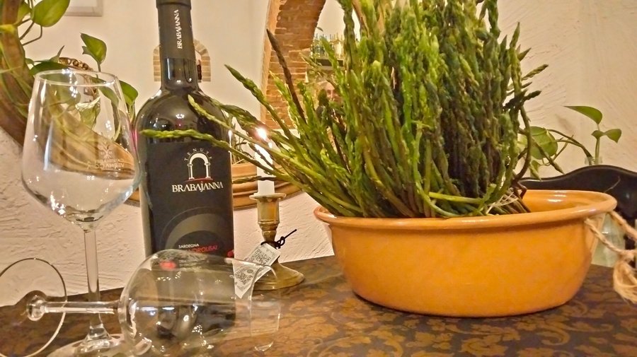 Sempre attenti a proporre i prodotti di stagione con abbinamenti gustoso e particolari. Gli asparagi li proponiamo con la bottarga o con la bresaola. Rigorosamente su base bianca 😉