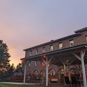 La façade arrière de notre ancien monastère transformé, au coucher de soleil l'été.