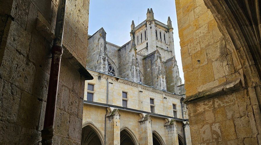 Sous les voutes du cloître 