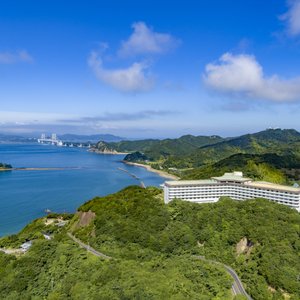 	 瀬戸内海国立公園内の鳴門海峡に面した淡路島の高台に位置し、独り占めしたようなパノラマ眺望の絶景が自慢の温泉リゾートホテルです。  宿泊料金にビュッフェレストランでの夕朝食、ラウンジでのドリンクやおつまみ、温泉、アクティビティなどが含まれたオールインクルーシブ。ホテルご到着後に感じるやすらぐ香り、旬の食材を使った食、アクティビティなど、滞在を通してその土地の自然・文化・伝統といった魅力を気の向くままに満喫できます。 ※一部のドリンクやアクティビティは有料です。また、ランチの提供はございません。  お食事は海・⼭の幸の数々と旬の⾷材を使用し、⾷材本来の⾃然な味わいを引き出したお料理をビュッフェスタイルで提供します。その土地の文化を感じる一品や季節ごとにさまざまなメニューをご用意。さらに、ビールやワイン、ソフトドリンクなど、一部のドリンクはフリーフローで楽しめます。