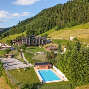Hotelgelände mit  umfangreichem  Spiel - und Freizeitangebot 