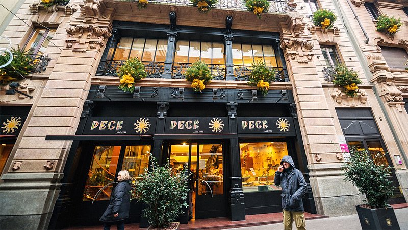 The two-story shop windows of Peck.