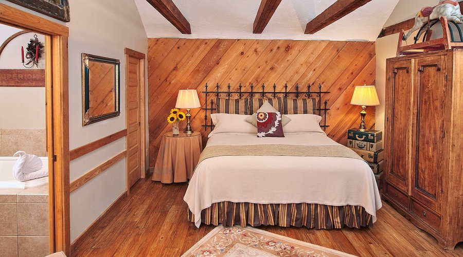 The Retreat, luxurious king bed, two person Jacuzzi spa bath and seperate shower, fireplace and sitting area