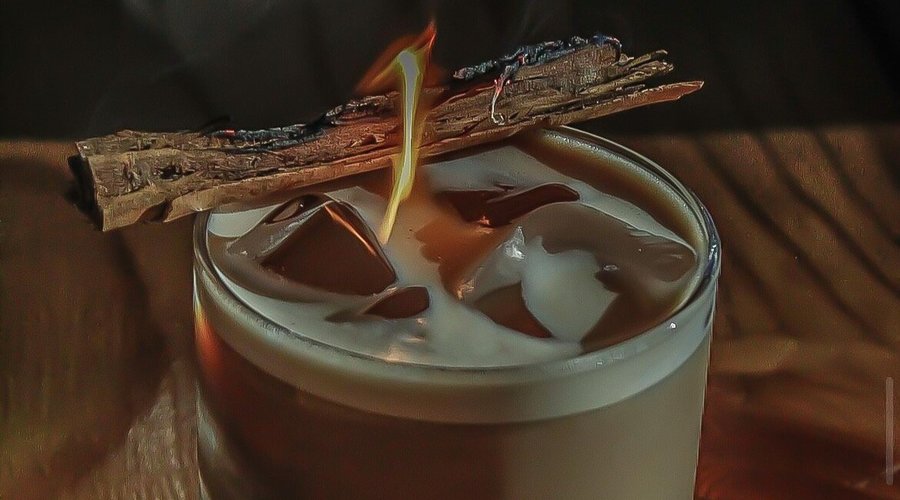 Descubre nuestra nueva creación: Fuego Negro Ahumado. Una combinación intensa de Jack Daniel’s Old No. 7, Jack Daniel’s Fire, Baileys y un toque de café expreso. ¡El sabor que encenderá tus sentidos y te llevará directo al cielo de los cócteles! 🔥🖤