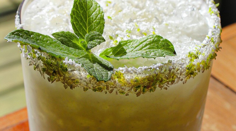 ❄️🍹 Déjate sorprender por nuestro nuevo cóctel, el Nevado Malalca. Con una combinación única de vodka, crema de coco, jugo de limón, goma, menta fresca y un toque especial: miel de cerveza en el borde del vaso. ¡Una experiencia refrescante que te transportará a la cima de los sabores! 🏔️✨ 
