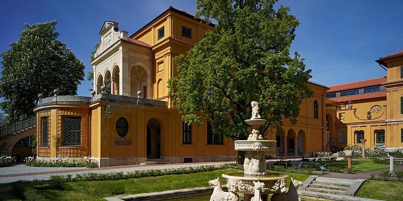 The outside of Lenbachhaus from its courtyard