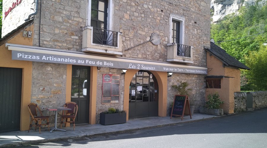 Notre pizzeria se trouve au cœur des Gorges du Tarn, à Sainte-Enimie. Vous bénéficierez d’une vue unique sur le vieux pont et le Tarn et pourrez déguster nos authentiques pizzas artisanales au feu de bois, nos salades composées, nos glaces artisanales et nos desserts maison. Que vous soyez affamés, que vous ayez un p’tit creux, ou tout simplement gourmands,  vous pourrez vous régaler et profiter de l’intimité de ce cadre magnifique et chaleureux...