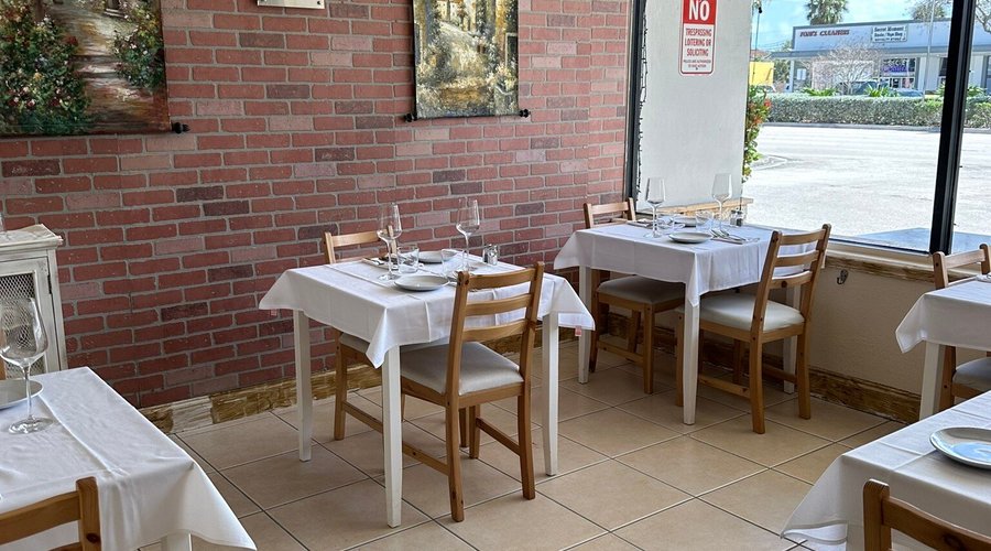 Il Paesano Italian Cafe, Deli and Wine Market