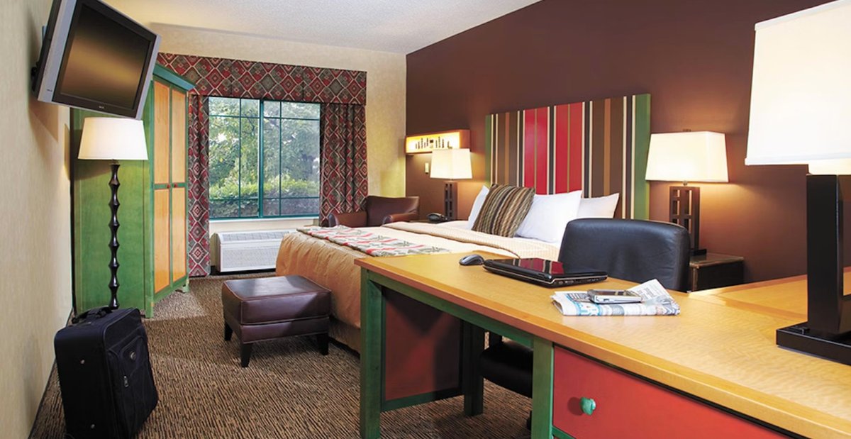 WILDWOOD LODGE - Hotel Reviews & Price Comparison (Pewaukee, WI ...