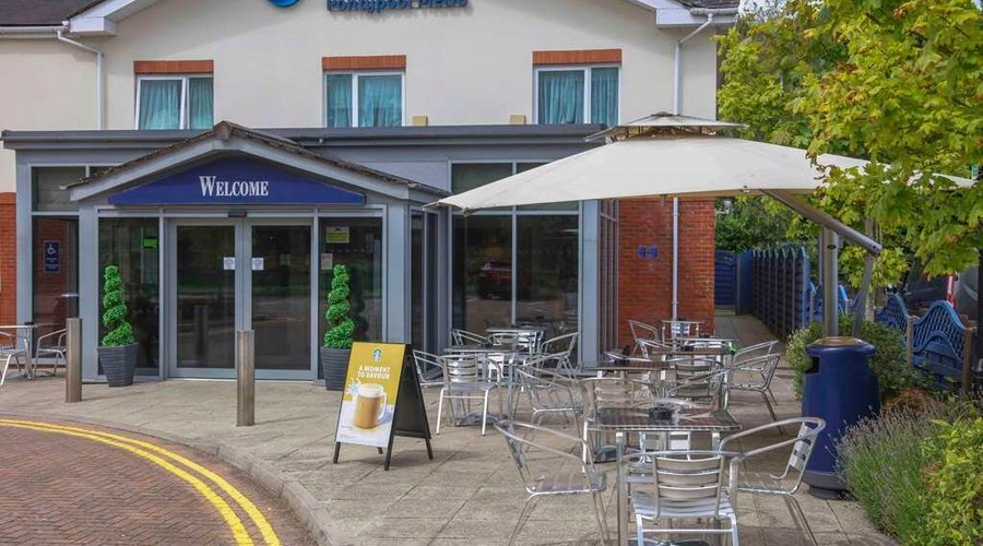 pontypool metro hotel grounds and hotel