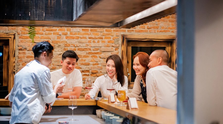 Drinkery là một Gastrobar đầu tiên ở Đà Lạt, với thời gian mở cửa không giới hạn. Khách hàng đến với Drinkery không chỉ có rượu và bia từ khắp thế giới, sự kết hợp ẩm thực sáng tạo chỉ có tại Drinkery và còn là nơi phù hợp để chia sẻ những khoảng khắc hạnh phúc. 