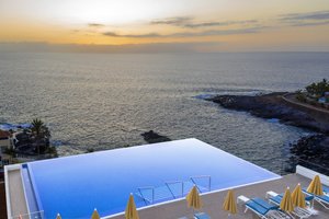 Pool & Beach