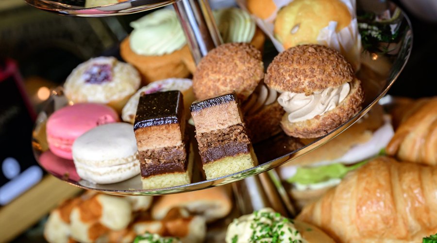 High tea bij Côte bar bistro. 